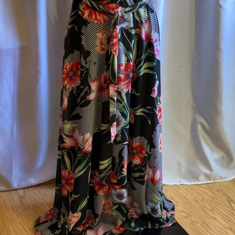 Maxi dress with halter style top, boldly flower skirt matching belt size 10 - Picture 5 of 12